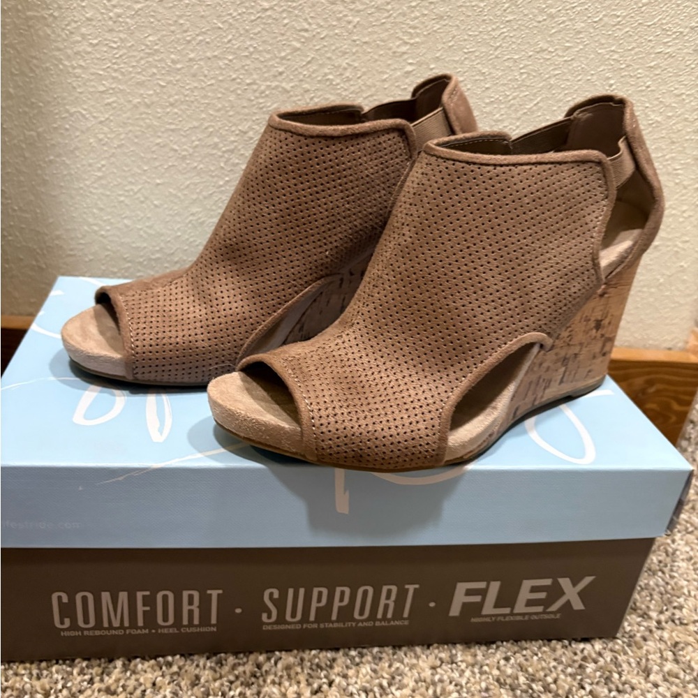 Life Stride Brown Chunky Heel Peep-Toe Heels